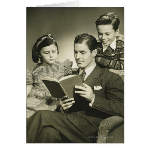 Padre leyendo al hijo