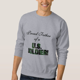 Padre orgulloso de las camisetas y de los regalos
