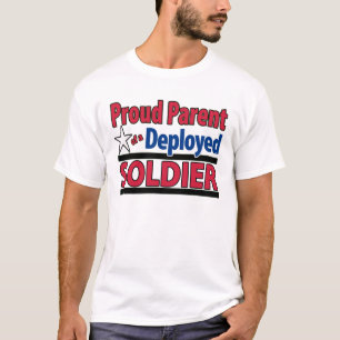 Padre orgulloso de una camisa desplegada del