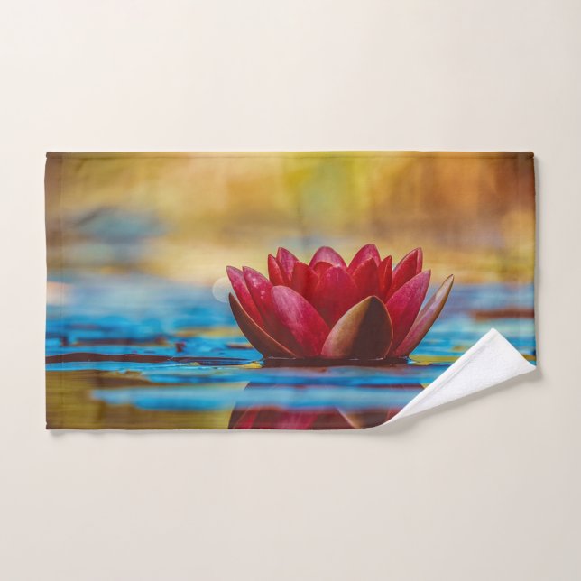 Paisaje de Flor de Loto Roja, Zen (Toalla de mano)