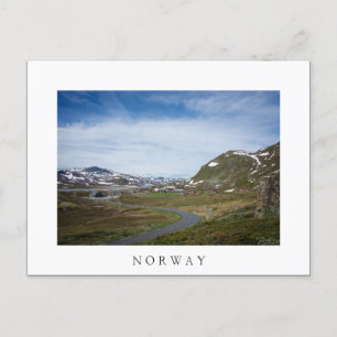 Paisaje de montaña en postal de texto blanco en No