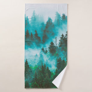 Paisaje de montaña nigoso con bosque de abetos y