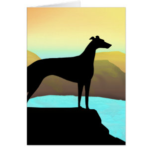 Paisaje del perro del galgo de la orilla del agua