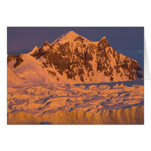 paisaje montañoso glacial congelado a lo largo de