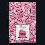 Paisley rosada y toalla de cocina personalizada<br><div class="desc">Una toalla de cocina que ofrece un diseño rosado de Paisley.  Personalice con su nombre sobre estufa retra rosada.</div>
