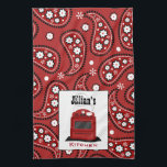 Paisley y toalla de cocina personalizada estufa<br><div class="desc">Una toalla de cocina que ofrece un diseño rojo de Paisley.  Personalice con su nombre sobre estufa retra roja.</div>