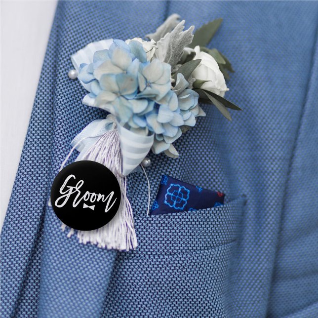 Pajarita del cepillo del novio que casa el botón ('Groom' Bow Tie White Brush Script Calligraphy Wedding Rehearsal Pin Button @ fatfatin_blue_knot)