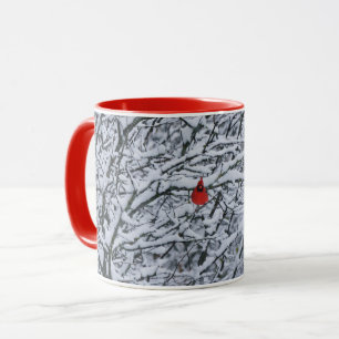 Pájaro cardenal rojo en la Copa de Mug de Invierno