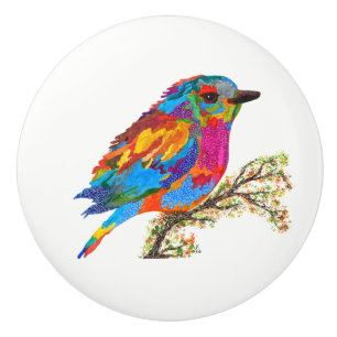 Pájaro cortado y colorido en un pomo de la puerta