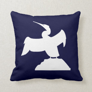 PÁJARO DE MAR. BLANCO en la almohada azul