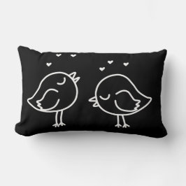Pájaros de amor negros y blancos y almohada cardía