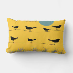 Pájaros en un amarillo de la almohada del alambre
