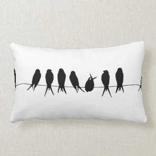 Pájaros en una almohada negra y blanca del alambr