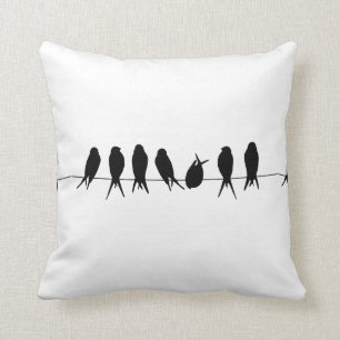 Pájaros en una almohada negra y blanca del alambr