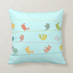 pájaros enrrollados en un azul de la almohada de
