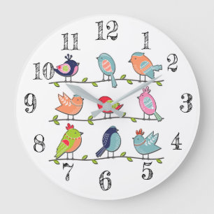 Pájaros lindos en un reloj de pared del alambre