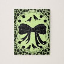 pájaros negros doblan el rompecabezas verde a todo