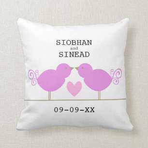 Pájaros rosados lindos con la almohada rosada del