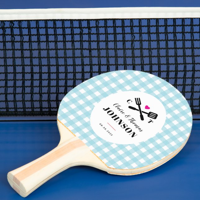 Pala De Ping Pong Boda en Monograma de Sky Blue Gingham Plaid Grill (in situ)
