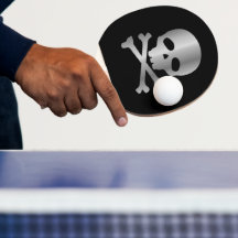 Calavera de pirata de plata sobre fondo negro