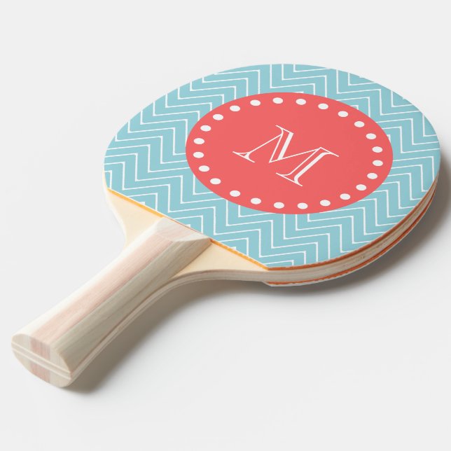 Pala De Ping Pong Chevron azul y coral con monograma Personalizado (Ángulo frontal)