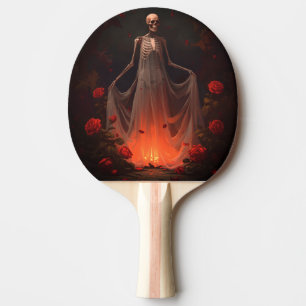 Pala De Ping Pong Chica de huesos con vestido de novia en un bosque