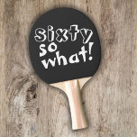 Pala De Ping Pong Funny Sixty así que qué cita de cumpleaños 60<br><div class="desc">Funny Sixty así que qué Inspiradora cita 60º cumpleaños Black Ping Pong Paddle. Este ping pong es perfecto para los que celebran el 60 aniversario. Viene con una cita graciosa y inspiradora 60, así que qué en la moderna tipografía blanca, y es ideal para una persona con sentido del humor....</div>