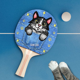 Pala De Ping Pong Gato de Tuxedo en bolsillo falso de denim con nomb