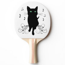Gato negro rodeado de notas susurrantes de música
