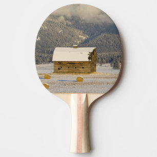 Pala De Ping Pong Granero rústico y pacas de heno después de una nie