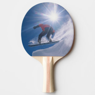 Pala De Ping Pong Hombre saltando desde una gran cornisa en una snow