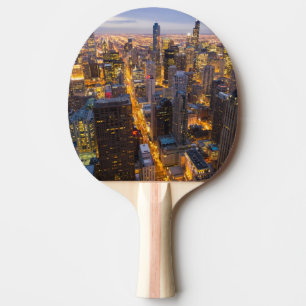 Pala De Ping Pong Horizonte céntrico de Chicago en la oscuridad