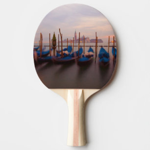 Pala De Ping Pong Italia, Venecia. Gondolas ancladas al anochecer.
