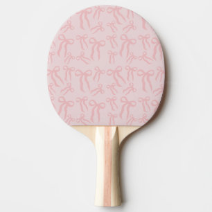 Pala De Ping Pong Lazos de cinta rosa boho sobre fondo rosa suave
