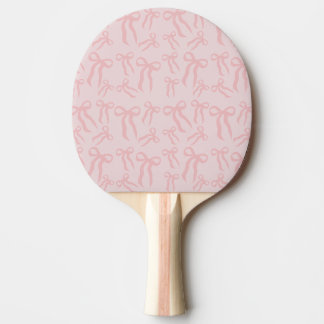 Pala De Ping Pong Lazos de cinta rosa boho sobre fondo rosa suave