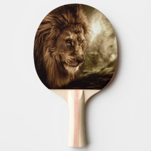 Pala De Ping Pong León contra el cielo tempestuoso
