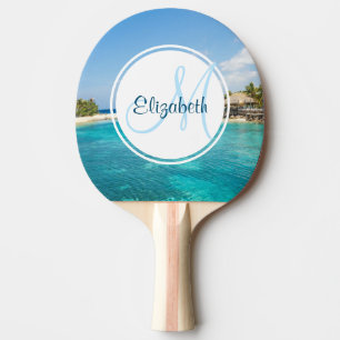 Pala De Ping Pong Monograma de playa tropical panorámica con cabañas