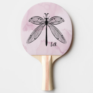 Pala De Ping Pong Monograma rosado sobre la mosca de la libélula