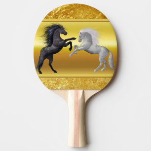 Pala De Ping Pong Negro y un caballo blanco que están luchando