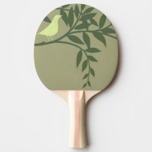 Pala De Ping Pong Pájaro verde encaramado en rama verde