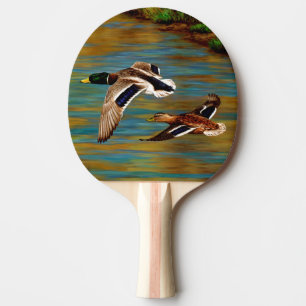 Pala De Ping Pong Patos Mallard Volando Sobre El Estanque