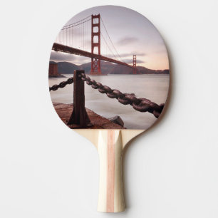 Pala De Ping Pong Puente Golden Gate contra las montañas