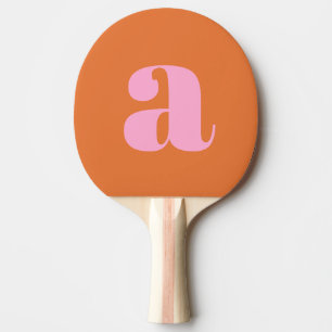 Pala De Ping Pong Simple Monograma Inicial Retro Negrita en Rosa y N