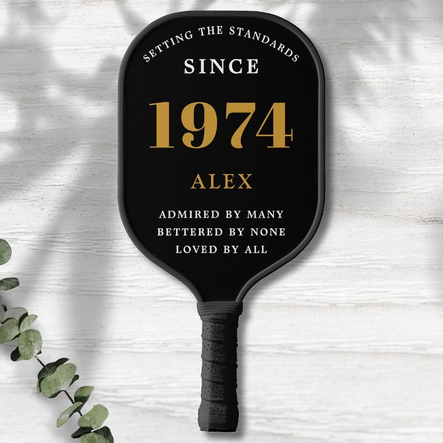Palas De Pickleball 50.º Nombramiento de cumpleaños 1974 Moda elegante (Chic '1974' 50th Birthday Black and Gold Personalized Pickleball Paddle - Elegant Design for Sports.)