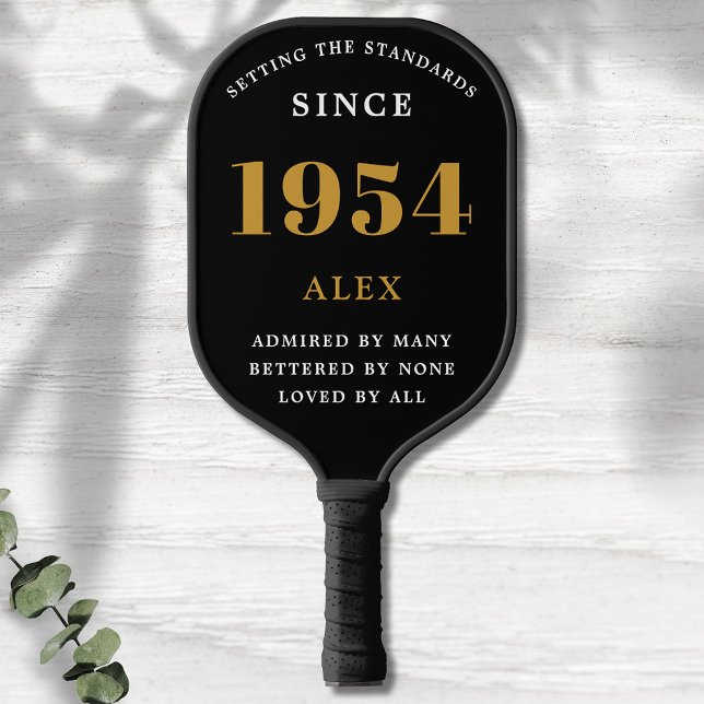 Palas De Pickleball 70.º Nombramiento de cumpleaños 1954 Moda elegante (Chic '1954' 70th Birthday Black and Gold Personalized Pickleball Paddle)