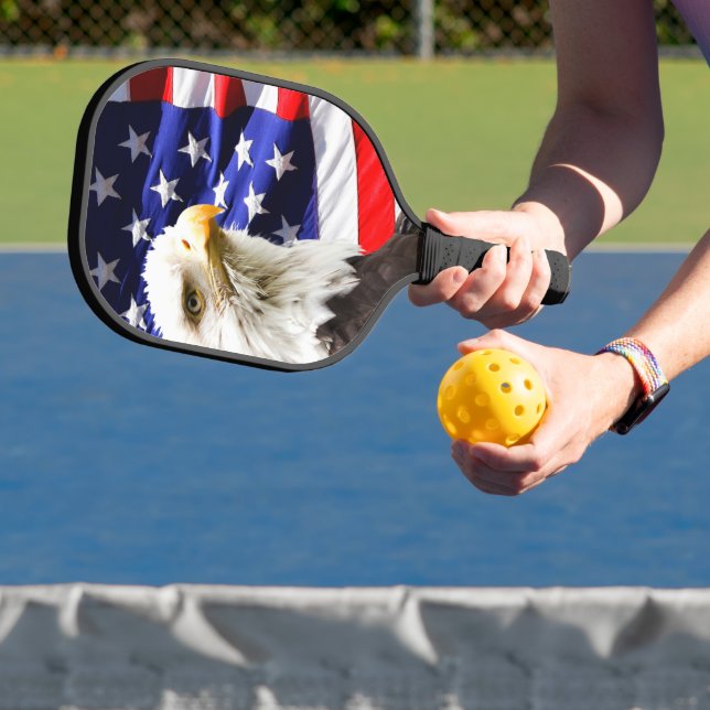 Palas De Pickleball American Flag with Bald Eagle (in situ)