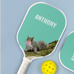 Palas De Pickleball Ardilla que sopla una foto de un animal de burbuja<br><div class="desc">Agregue un nombre u otro texto para crear su propia paleta de pickleball única. Esta silla de ruedas muestra una foto de una ardilla gris que sopla una burbuja con un poco de burbuja rosa.</div>