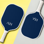 Palas De Pickleball Azul y blanco de la Marina Cuta, Monograma moderno<br><div class="desc">La pádel de pickleball de moda presenta un fondo azul marino oscuro,  Añade tus iniciales o monograma en texto blanco en negrita para un aspecto simple y lindo, </div>