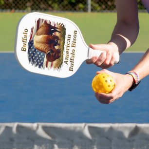 Palas De Pickleball Búfalo frente a la bandera estadounidense
