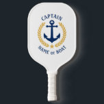 Palas De Pickleball Capitán Nombre Barco Estrella Náutica Laurel de Or<br><div class="desc">Un remo con temática náutica y personalizado con "Capitán" y su nombre de barco, apellido u otro texto deseado. Este exclusivo diseño personalizado cuenta con un ancla de barco azul marino con hojas de laurel de color dorado y un emblema estrella sobre fondo blanco de moda. Si es necesario, puede...</div>